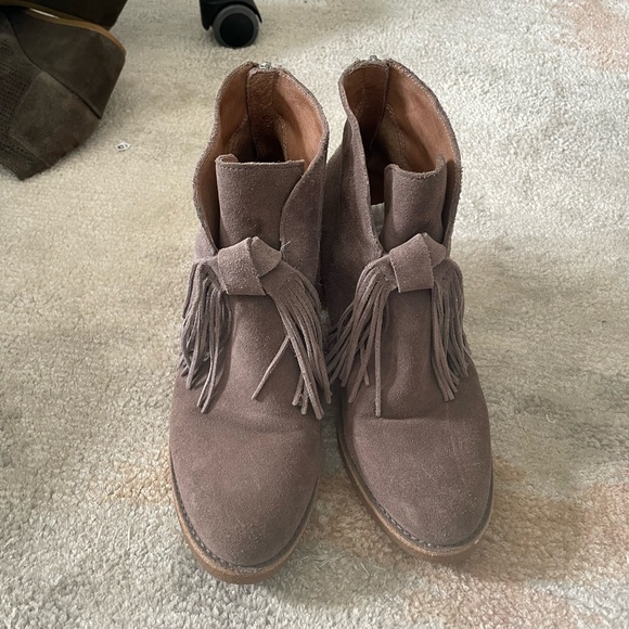 Tan suede UGG heeled boots - Picture 3 of 3